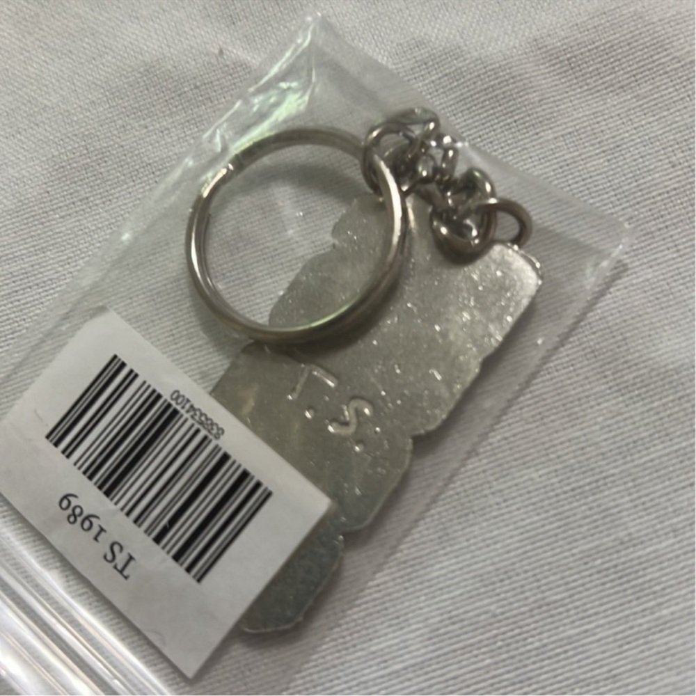 Official Merch Keychain 1989 Taylor Swift Original Collection Taylor’s Version - Picture 3 of 4